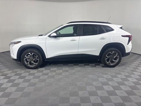 Used 2025 Chevrolet Trax LT w/ Driver Confidence Package FWD image 32