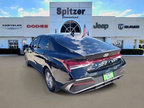 Used 2025 Hyundai Elantra SE FWD image 3