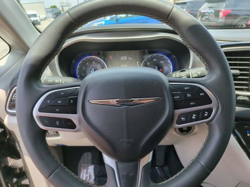 Used 2023 Chrysler Pacifica Touring-L FWD image 32