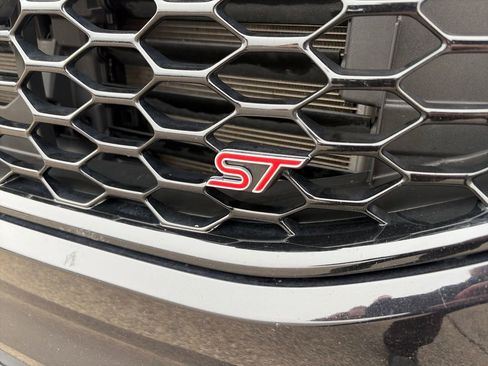 Used 2019 Ford Edge ST w/ Convenience Package image 3