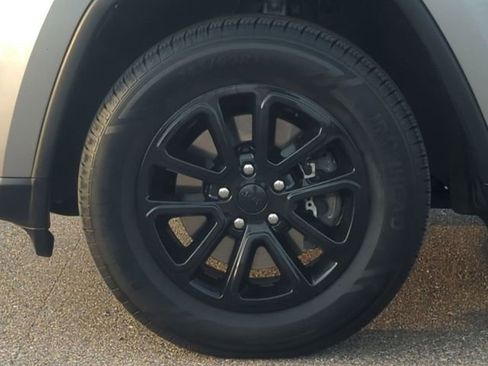 Used 2021 Jeep Grand Cherokee Laredo image 10