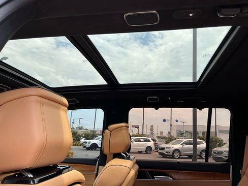 Used 2023 Jeep Grand Wagoneer Series III AWD/4WD image 27