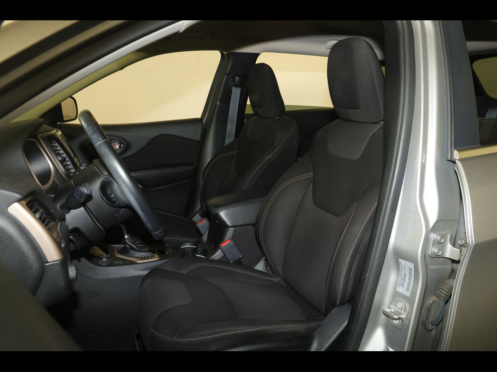 Used 2017 Jeep Cherokee Latitude AWD/4WD image 14
