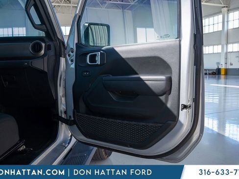 Used 2023 Jeep Gladiator Sport image 23