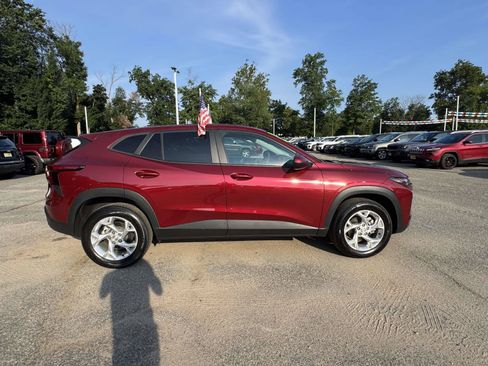 Used 2025 Chevrolet Trax LS w/ LS Convenience Package FWD image 6
