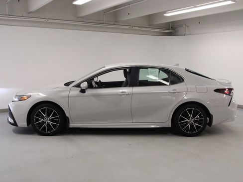 Used 2024 Toyota Camry SE w/ Cold Weather Package image 6