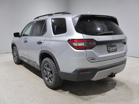Used 2025 Honda Pilot TrailSport image 5