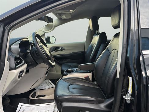 Used 2022 Chrysler Pacifica Touring-L FWD image 11