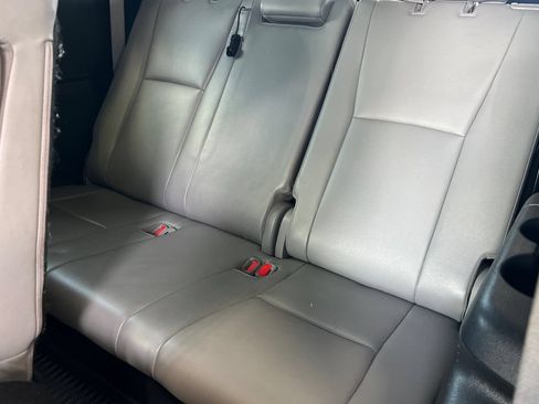Used 2022 Toyota Highlander XLE AWD/4WD image 12