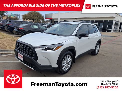 Used 2025 Toyota Corolla Cross LE image 1