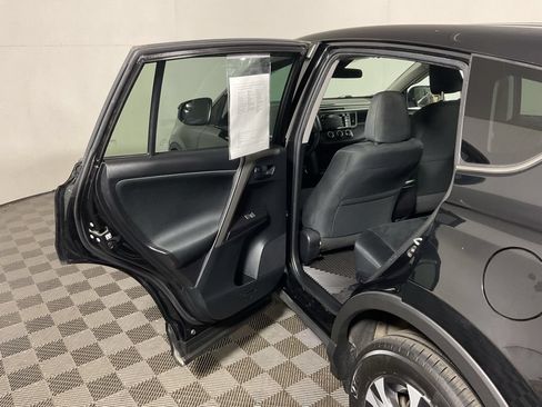 Used 2018 Toyota RAV4 LE w/ Carpet Mat Package AWD/4WD image 30