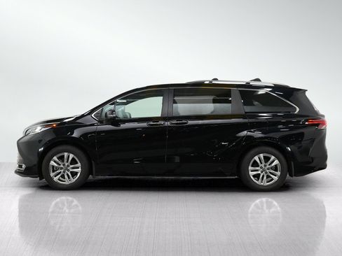 Used 2024 Toyota Sienna Limited AWD/4WD image 2