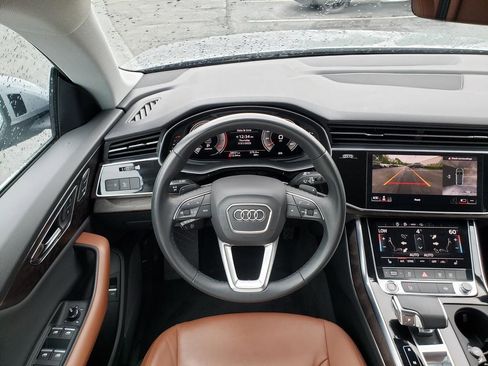 Used 2022 Audi Q8 Premium image 14