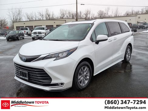 Used 2024 Toyota Sienna XLE image 7