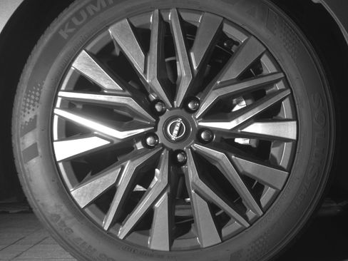 Used 2025 Nissan Altima 2.5 SV FWD image 13