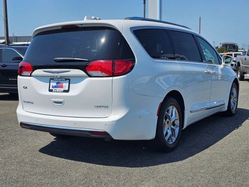 Used 2017 Chrysler Pacifica Limited FWD image 3