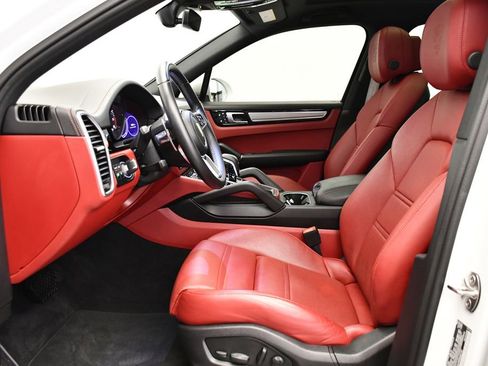 Used 2023 Porsche Cayenne Platinum Edition image 5