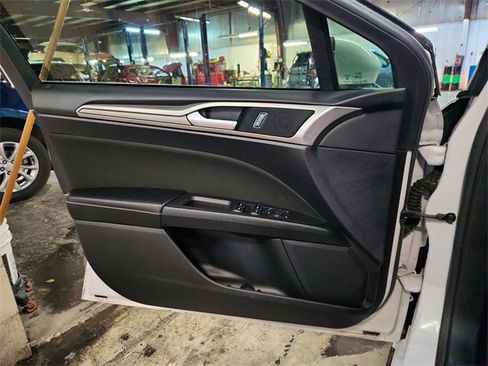 Used 2018 Ford Fusion SE w/ Fusion SE Technology Package image 35