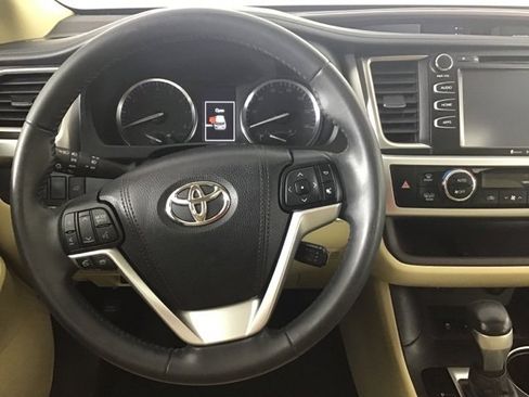 Used 2016 Toyota Highlander XLE image 12