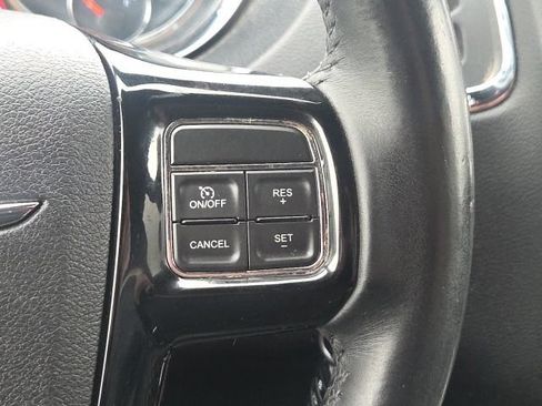 Used 2015 Chrysler Town & Country S FWD image 37