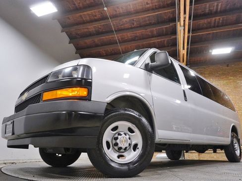 Used 2019 Chevrolet Express 3500 LS image 3