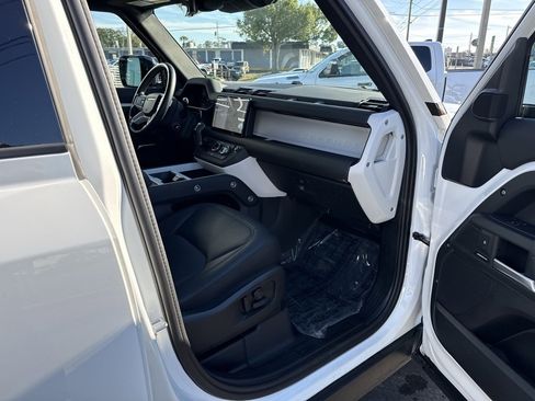 Used 2025 Land Rover Defender 110 S image 30
