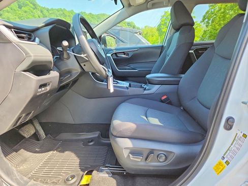 Used 2025 Toyota RAV4 XLE AWD/4WD image 6
