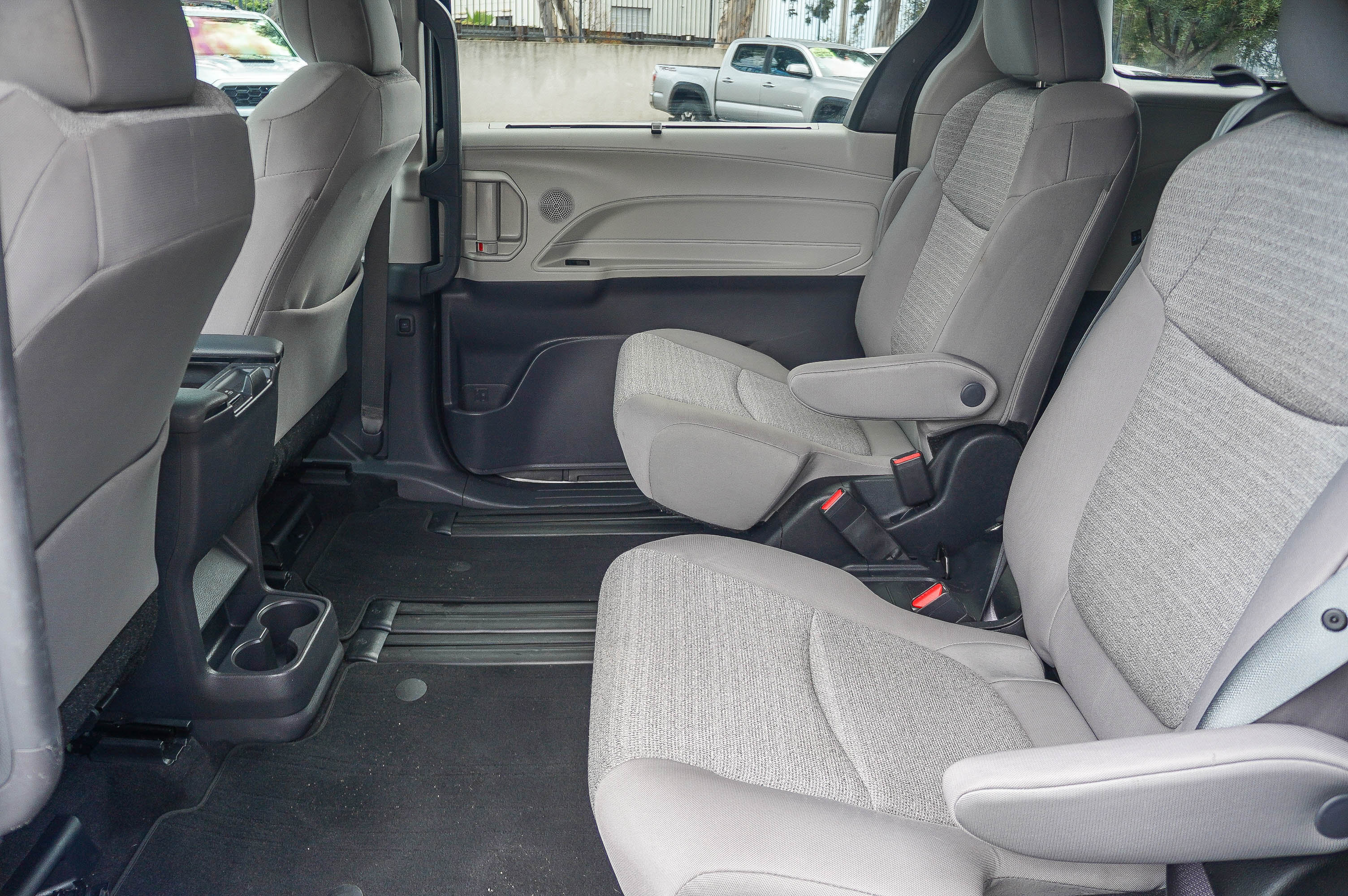 Used 2023 Toyota Sienna LE FWD image 20