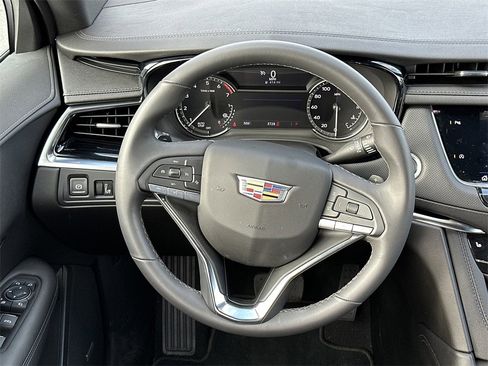 New 2025 Cadillac XT6 Luxury image 17