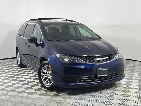 Used 2017 Chrysler Pacifica LX FWD image 2