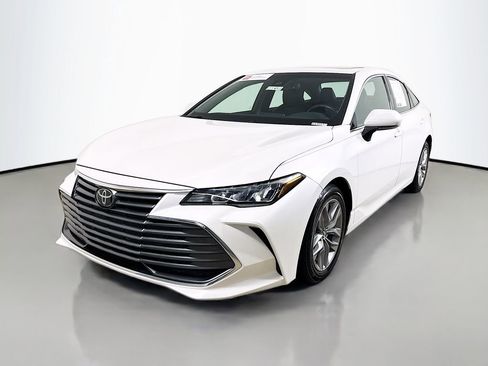 Used 2019 Toyota Avalon XLE w/ Moonroof Package image 3