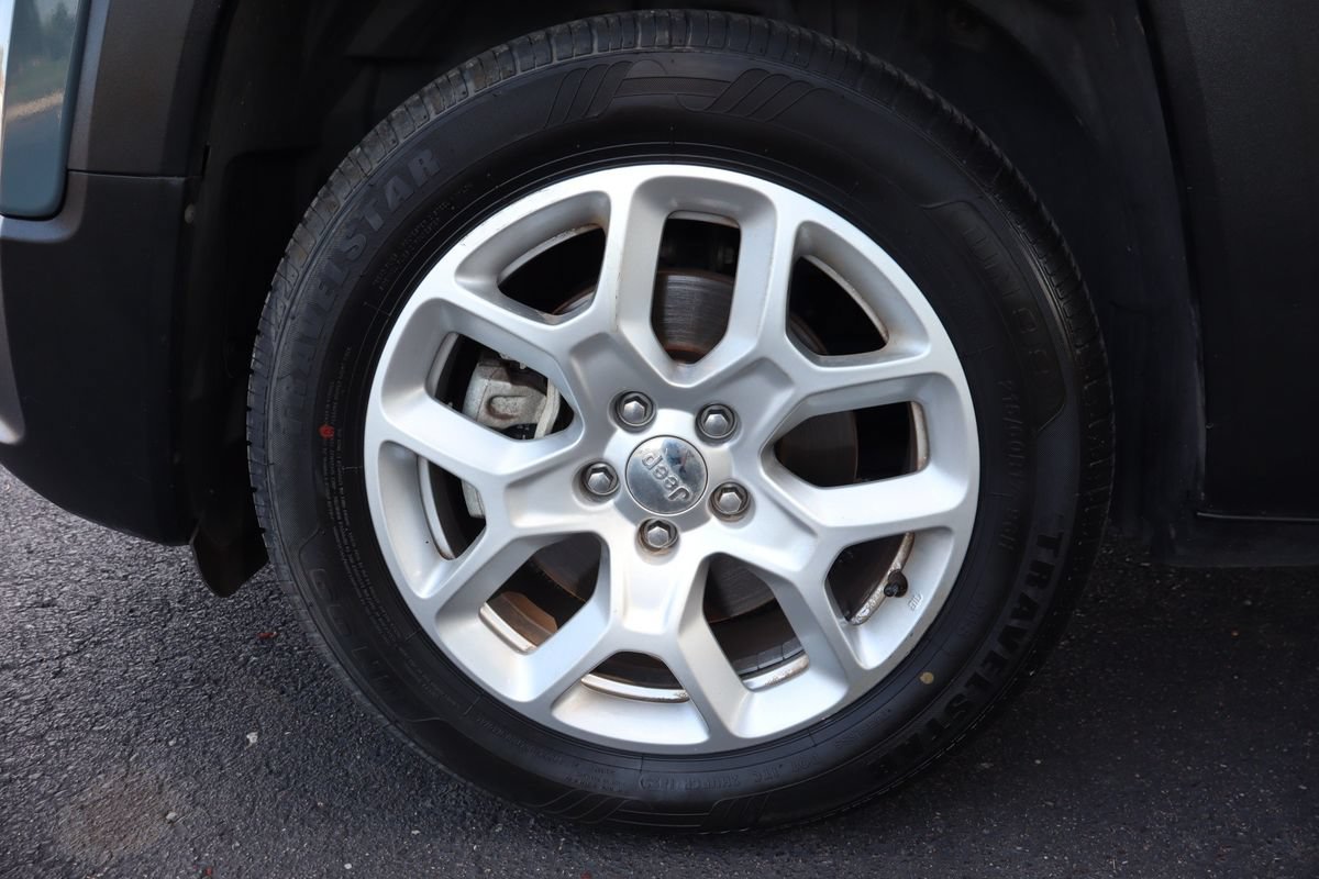 Used 2018 Jeep Renegade Latitude FWD image 40