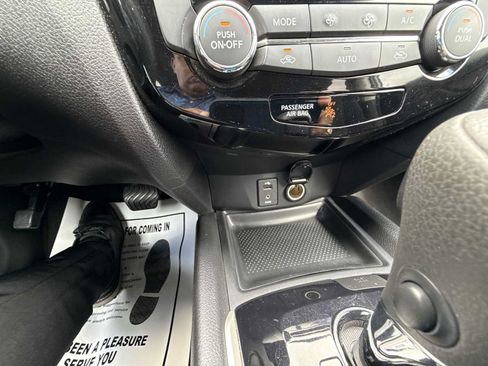 Used 2014 Nissan Rogue SV w/ SV Premium Package FWD image 17
