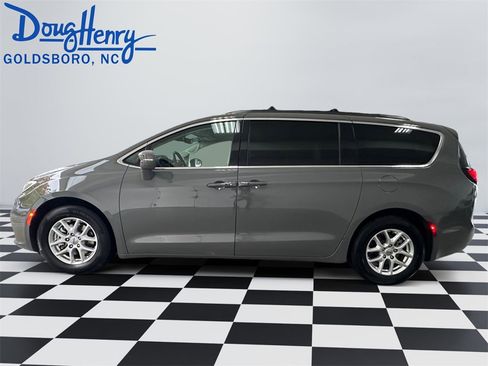 Used 2022 Chrysler Pacifica Touring-L image 2