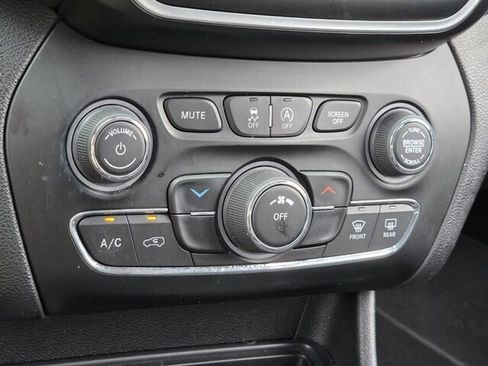 Used 2019 Jeep Cherokee Latitude Plus FWD image 25
