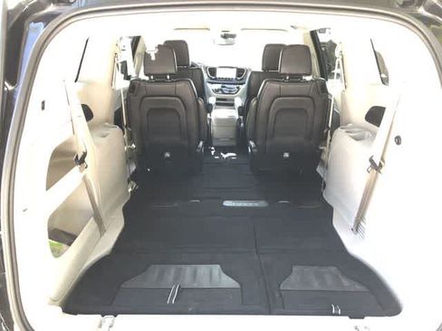 Certified 2024 Chrysler Pacifica Touring-L FWD image 28