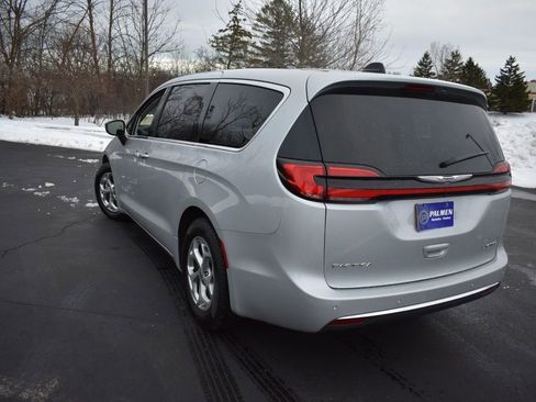 Used 2024 Chrysler Pacifica Limited image 7