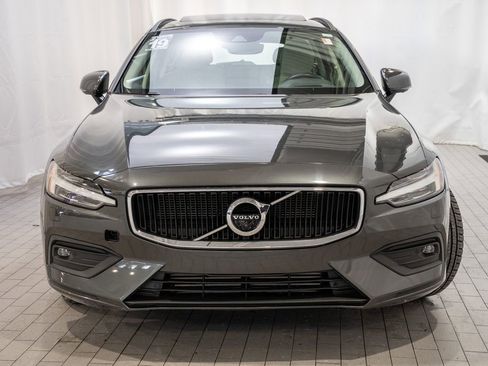 Used 2019 Volvo V60 T5 Momentum image 2