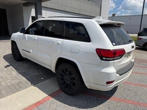 Used 2018 Jeep Grand Cherokee Altitude RWD image 3