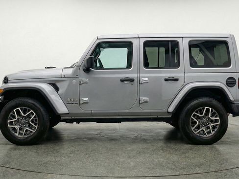 Used 2025 Jeep Wrangler Sahara image 5