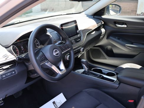 Used 2024 Nissan Altima 2.5 SV FWD image 32