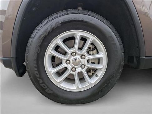 Used 2018 Jeep Grand Cherokee Laredo AWD/4WD image 24