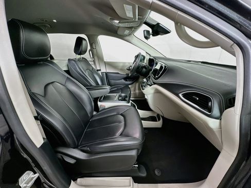 Used 2023 Chrysler Pacifica Touring-L FWD image 30