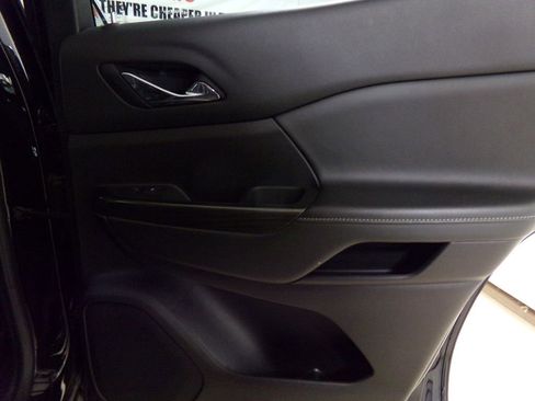 Used 2023 GMC Acadia SLT image 9