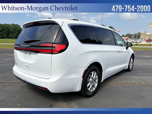 Used 2023 Chrysler Pacifica Touring-L FWD image 5