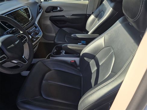 Used 2024 Chrysler Pacifica Touring-L image 17