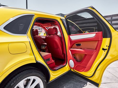 Used 2023 Bentley Bentayga AWD/4WD image 24