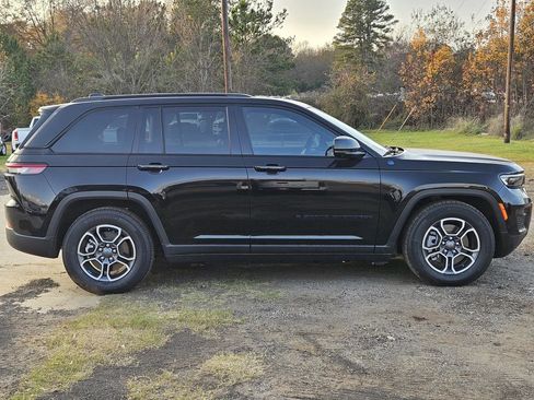 Used 2023 Jeep Grand Cherokee Trailhawk w/ Advanced Protech Group II AWD/4WD image 8