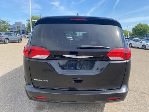 Used 2022 Chrysler Voyager LX FWD image 5