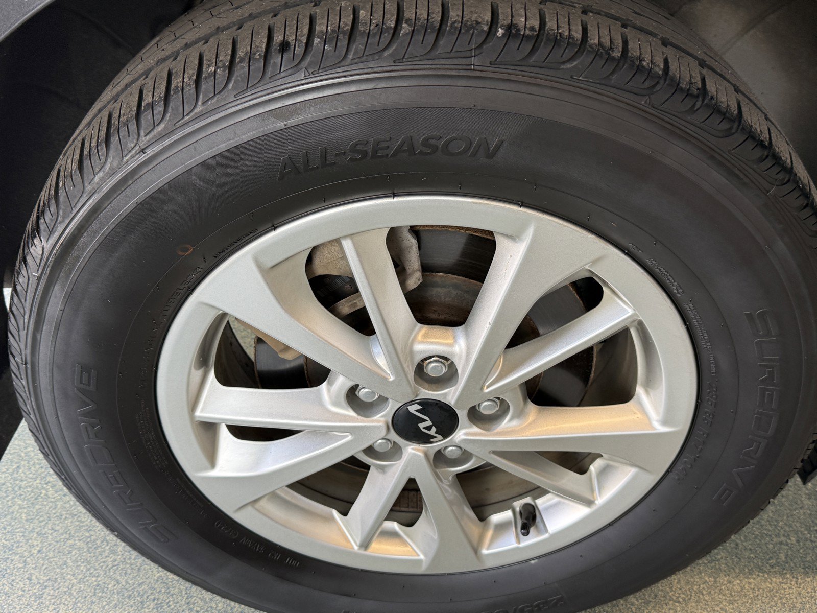 Used 2023 Kia Carnival LX FWD image 33